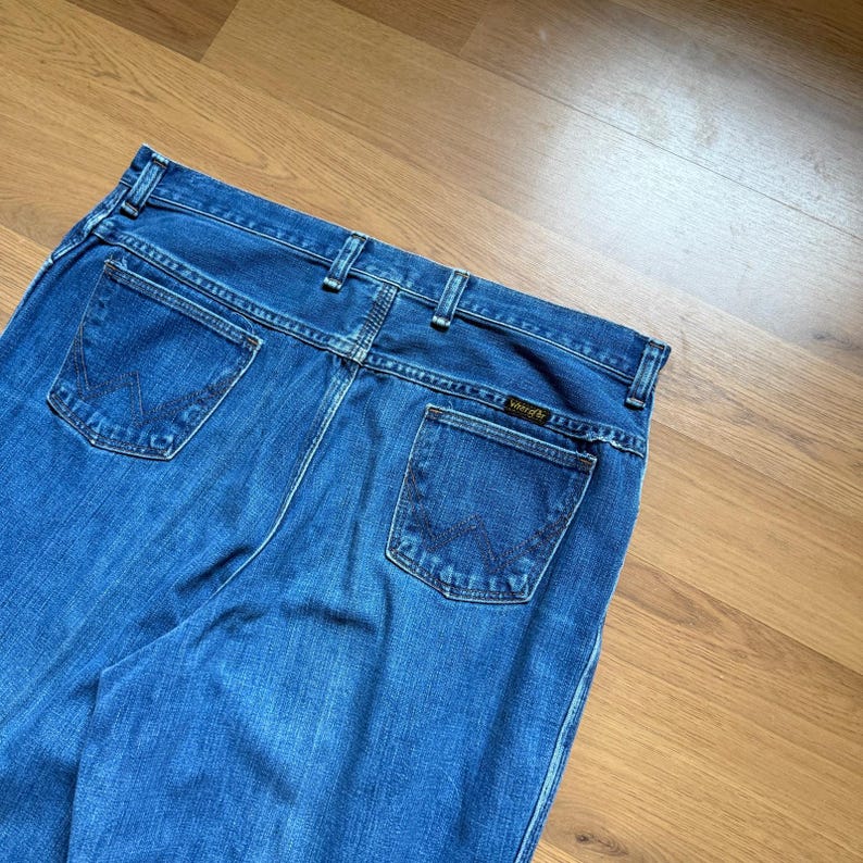 Pantalones vaqueros vaqueros de mezclilla azul estilo western de corte bota, marca Wrangler, estilo vintage de los años 80, de la marca No Fault, talla 34 x 28. imagen 6
