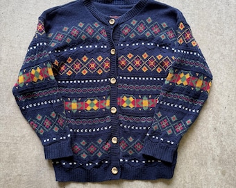 Vintage jaren 90 marineblauwe gebreide cardigan met rood en geel patroon en knoopsluiting, maat Large