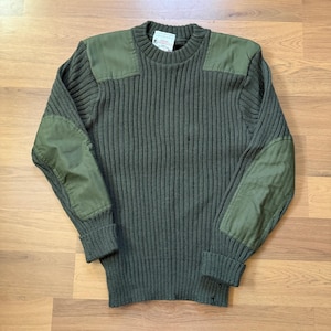 Może przedstawiać: Rustykalny drewniany znak z napisem "Welcome to our home" w stylu ręcznym. Znak ma postarzaną powierzchnię i prosty, zachęcający design, idealny do dekoracji wejścia.