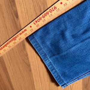 Pantalones vaqueros vaqueros de mezclilla azul estilo western de corte bota, marca Wrangler, estilo vintage de los años 80, de la marca No Fault, talla 34 x 28. imagen 9
