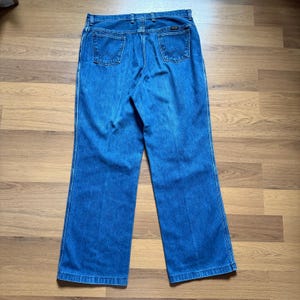 Pantalones vaqueros vaqueros de mezclilla azul estilo western de corte bota, marca Wrangler, estilo vintage de los años 80, de la marca No Fault, talla 34 x 28. imagen 7