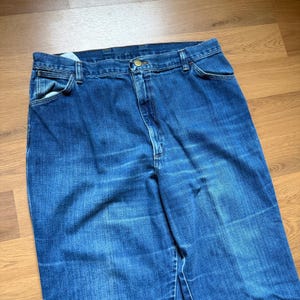 Pantalones vaqueros vaqueros de mezclilla azul estilo western de corte bota, marca Wrangler, estilo vintage de los años 80, de la marca No Fault, talla 34 x 28. imagen 3