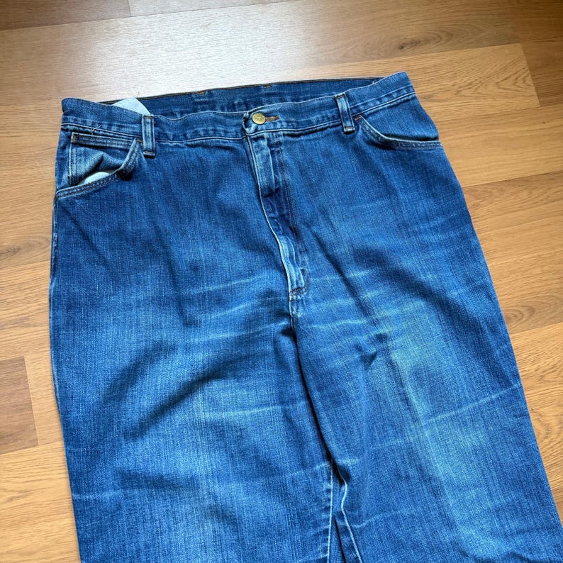 Pantalones vaqueros vaqueros de mezclilla azul estilo western de corte bota, marca Wrangler, estilo vintage de los años 80, de la marca No Fault, talla 34 x 28. imagen 3