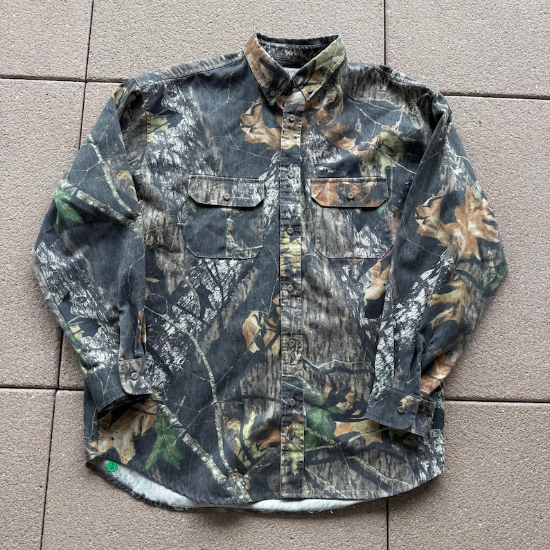 Camisa de manga larga con botones y estampado de camuflaje vintage Mossy Oak para hombre, talla 2XL XXL. imagen 1