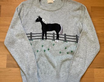Suéter de punto estilo western vintage de los 80 de H Bar C, color gris, con cuello redondo y estampado de caballo. Talla mediana.