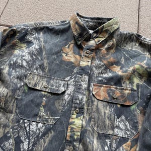 Camisa de manga larga con botones y estampado de camuflaje vintage Mossy Oak para hombre, talla 2XL XXL. imagen 2