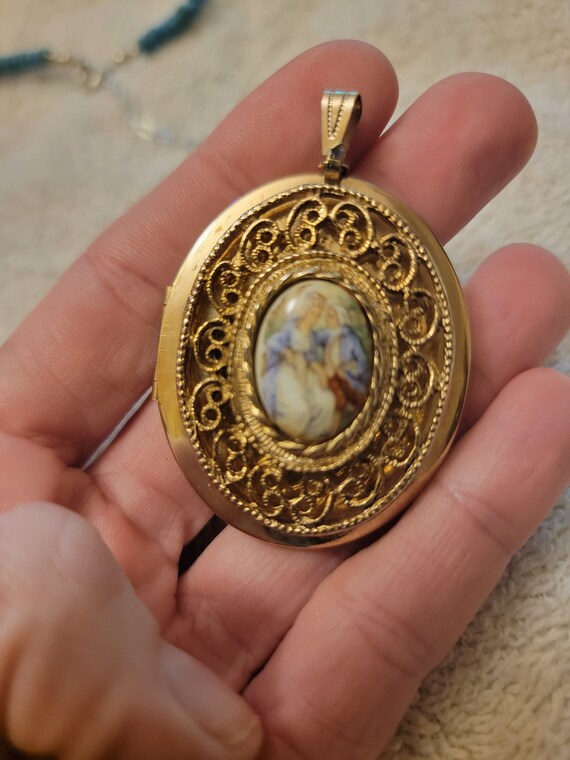 Vintage gold tone oval locket pendant.