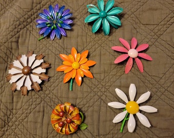 Lot of vintage 1960s metal flower brooches