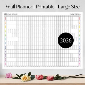 Peut inclure: Un grand planificateur mural imprimable de 2026 avec un cercle noir contenant l'année. Le planificateur présente une mise en page d'agenda annuel avec les mois et les jours, et le texte "Wall Planner | Printable | Large Size".