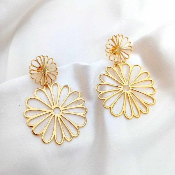 Large openwork wired flower earrings gilded with fine gold, trendy for women