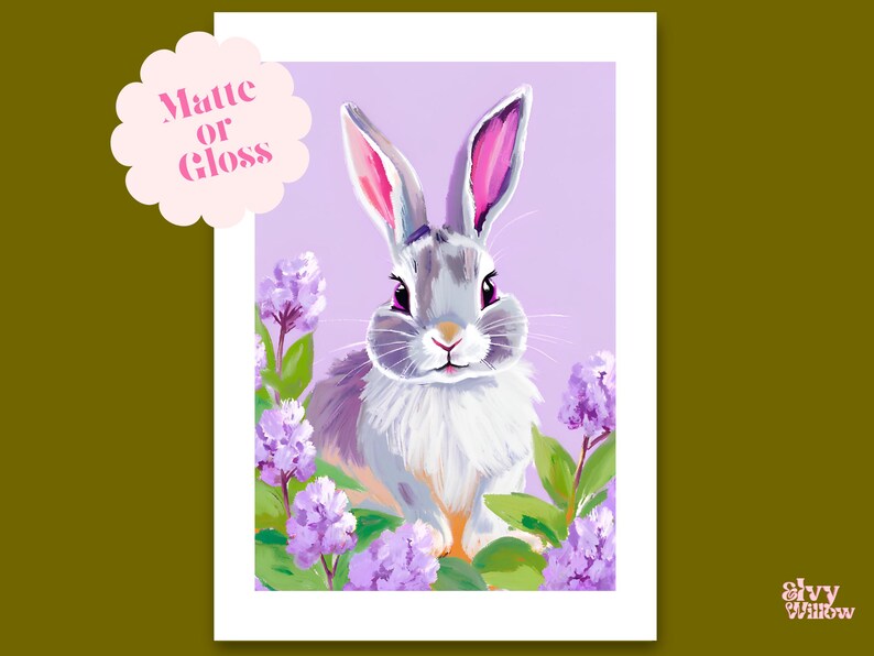 K&ouml;nnte beinhalten: Ein wei&szlig;es Kaninchen mit rosa Ohren sitzt in einem Feld mit lila Blumen. Das Kaninchen hat ein weiches, flauschiges Fell und einen s&uuml;&szlig;en Ausdruck. Der Hintergrund ist helllila.