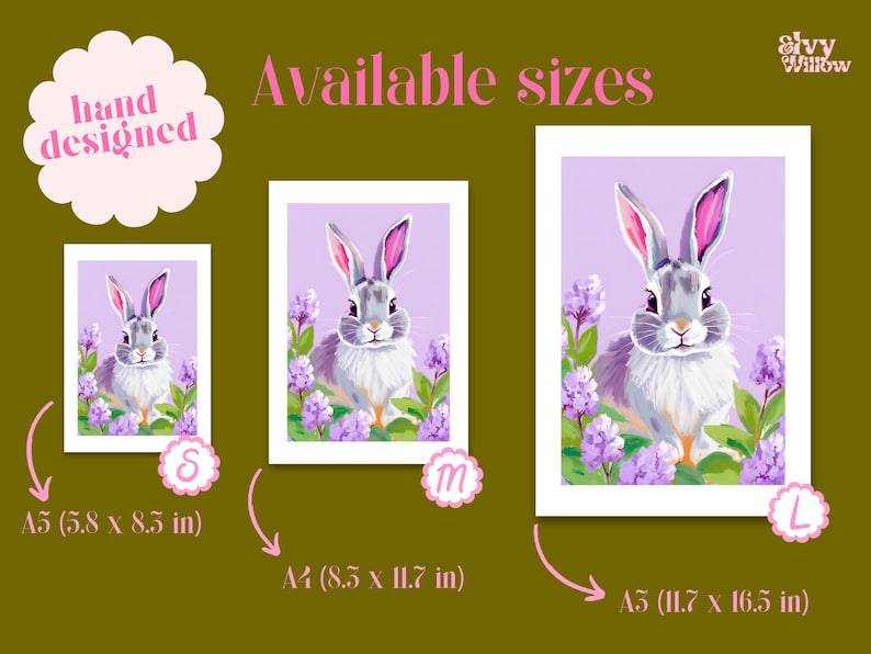 K&ouml;nnte beinhalten: Eine digitale Illustration eines grauen Kaninchens mit rosa Ohren, das in einem Feld mit lila Blumen sitzt. Das Bild ist in drei Gr&ouml;&szlig;en erh&auml;ltlich: 14,7 x 21,6 cm, 21 x 29,7 cm und 29,7 x 42 cm.