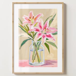 Póster con estampado de lirios en jarrón rosa y beige. Elegante póster con flores de lirios. Flores de moda. Brillo o mate. A5, A4, A3 o descarga digital