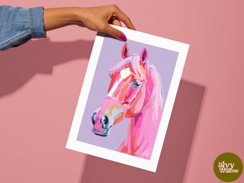 Peut inclure: Une illustration de t&ecirc;te de cheval rose avec une &eacute;toile blanche sur le front, peinte dans un style abstrait et vibrant sur un fond violet clair.
