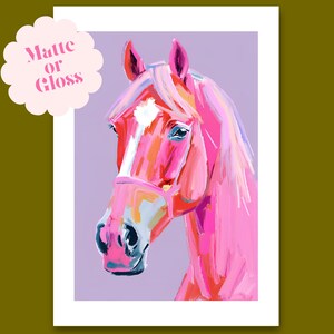 Peut inclure: Une peinture de portrait d'un cheval rose avec une &eacute;toile blanche sur le front. Le cheval porte un licol rose et a une crini&egrave;re rose. L'arri&egrave;re-plan est de couleur violet clair.