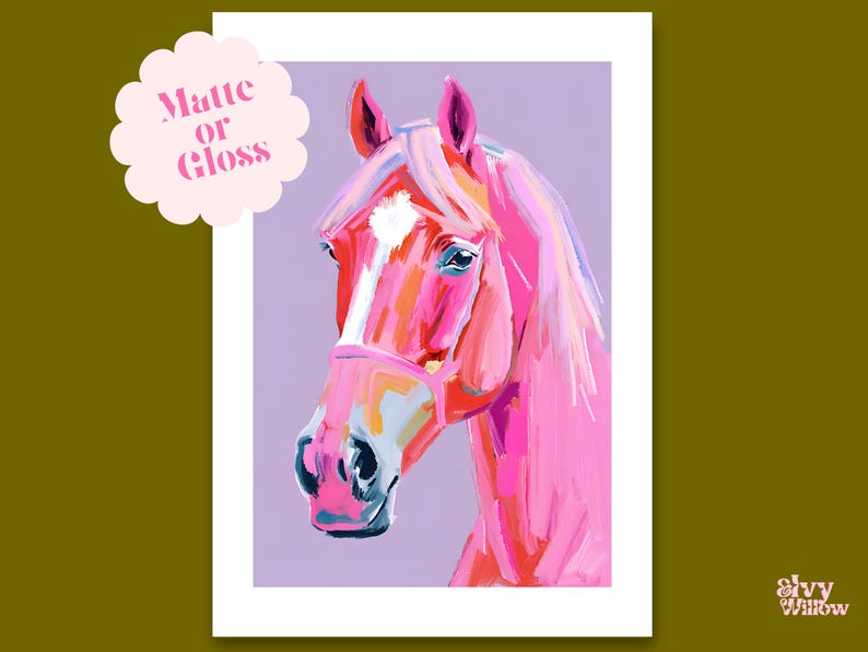 Peut inclure: Une peinture de portrait d'un cheval rose avec une &eacute;toile blanche sur le front. Le cheval porte un licol rose et a une crini&egrave;re rose. L'arri&egrave;re-plan est de couleur violet clair.