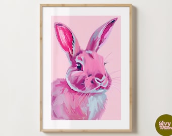 Könnte beinhalten: Ein rosa Kaninchen mit weißem Fell auf der Brust vor einem rosa Hintergrund. Das Kaninchen schaut nach rechts im Bild.