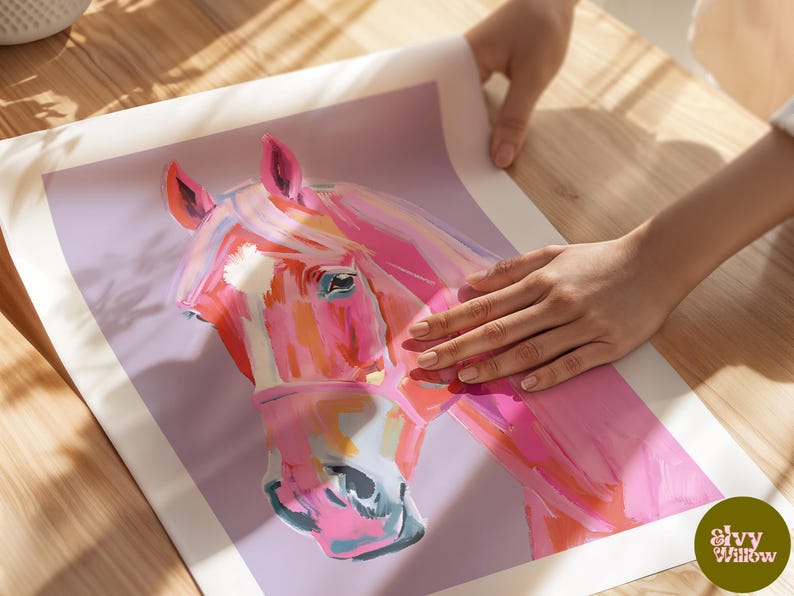 Peut inclure: Une peinture de t&ecirc;te de cheval rose et orange sur fond violet. L'&oelig;il du cheval est visible et la peinture a un aspect stylis&eacute; et abstrait.