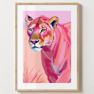 Stampa artistica da parete con leonessa alla moda rosa - Stampa decorativa con fauna selvatica alla moda - Illustrazione moderna - Lucida o opaca - A5, A4, A3 o download digitale