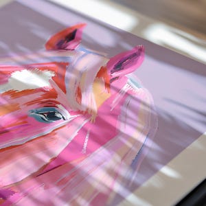 Peut inclure: Un gros plan sur une peinture abstraite rose et orange d'une t&ecirc;te de cheval. La peinture est r&eacute;alis&eacute;e dans un style libre et expressif avec des coups de pinceau visibles.