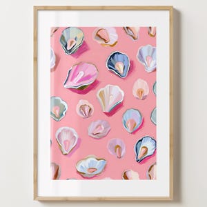 Puede incluir: Un fondo rosa con un patrón repetitivo de conchas de colores. Las conchas son de varios tonos de azul, rosa y blanco.