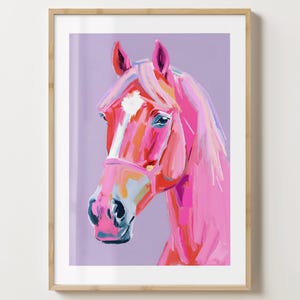 Peut inclure: Une peinture de portrait d'un cheval rose avec une &eacute;toile blanche sur le front. La crini&egrave;re et la queue du cheval sont de couleur rose clair. L'arri&egrave;re-plan est de couleur violet clair.