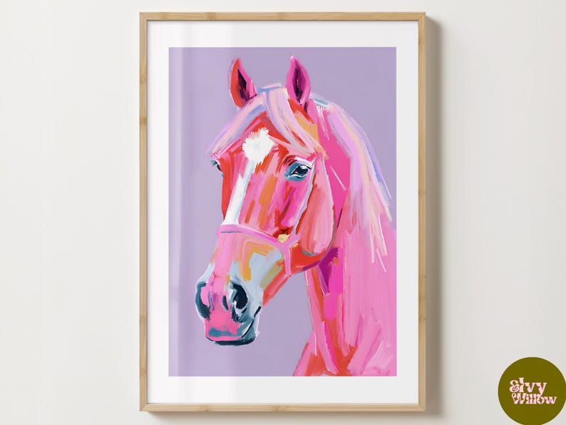 Peut inclure: Une peinture de portrait d'un cheval rose avec une &eacute;toile blanche sur le front. La crini&egrave;re et la queue du cheval sont de couleur rose clair. L'arri&egrave;re-plan est de couleur violet clair.