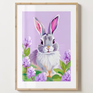 K&ouml;nnte beinhalten: Ein graues Kaninchen mit rosa Ohren sitzt in einem Feld mit lila Blumen. Das Kaninchen schaut direkt auf den Betrachter. Der Hintergrund ist helllila.