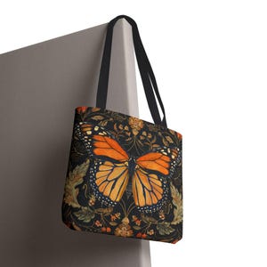 William Morris-inspirerad monarkfjärilsväska med gotiskt tryck | Mörkblommig marknadsväska bild 4