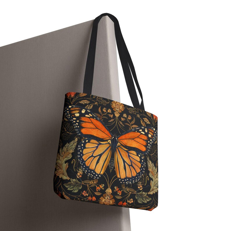William Morris-inspirerad monarkfjärilsväska med gotiskt tryck | Mörkblommig marknadsväska bild 4