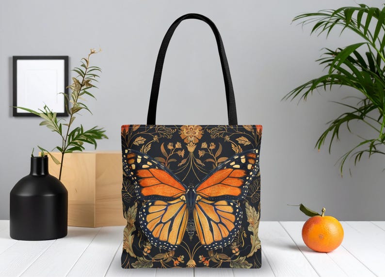 William Morris-inspirerad monarkfjärilsväska med gotiskt tryck | Mörkblommig marknadsväska bild 2