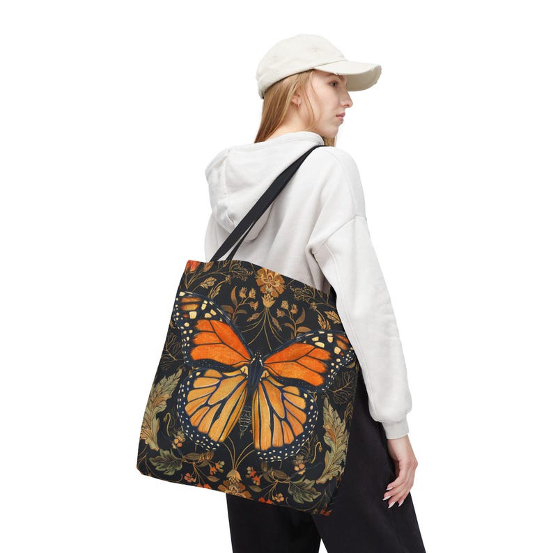 William Morris-inspirerad monarkfjärilsväska med gotiskt tryck | Mörkblommig marknadsväska bild 3