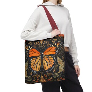 William Morris-inspirerad monarkfjärilsväska med gotiskt tryck | Mörkblommig marknadsväska bild 6
