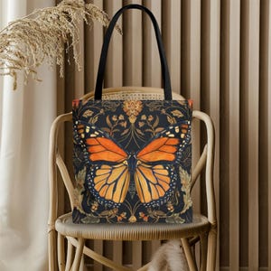 William Morris-inspirerad monarkfjärilsväska med gotiskt tryck | Mörkblommig marknadsväska bild 1
