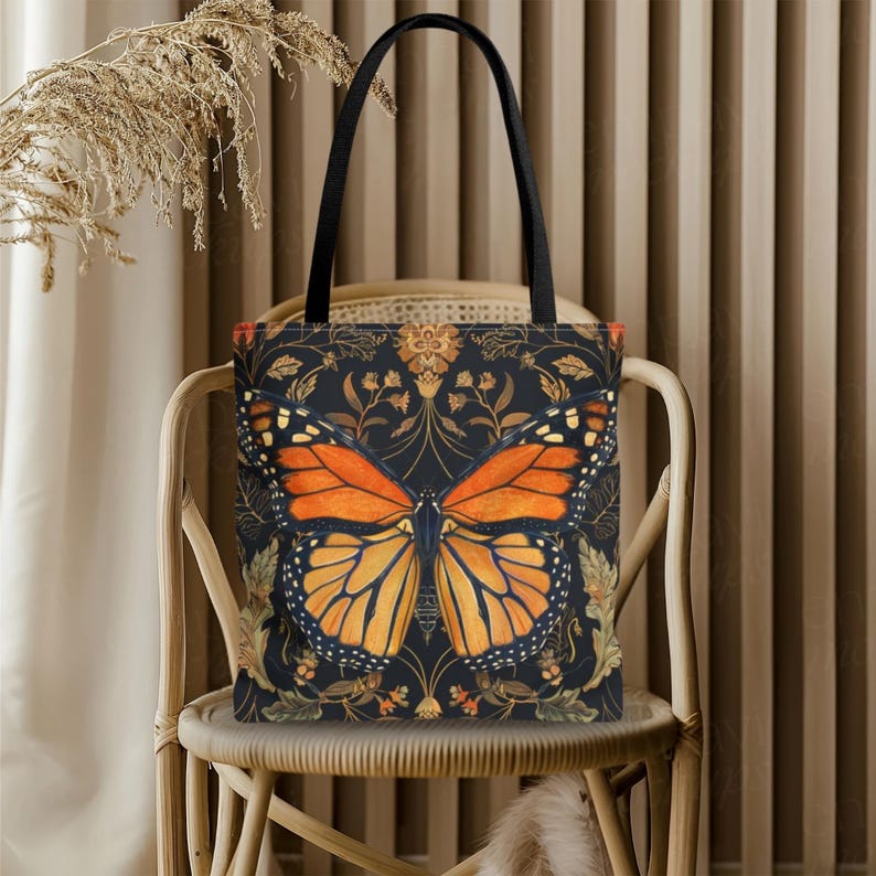 William Morris-inspirerad monarkfjärilsväska med gotiskt tryck | Mörkblommig marknadsväska bild 1