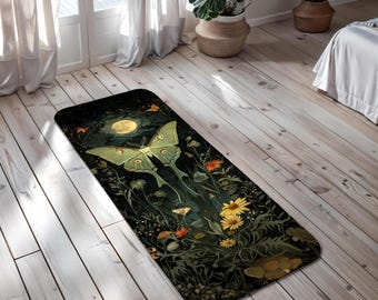 Pode incluir: Um tapete de ioga preto e verde com uma lua, uma mariposa luna verde e desenhos florais.