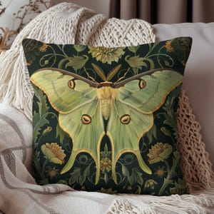 Almohada decorativa Woodland Luna Moth inspirada en William Morris / almohada estilo cottage-core