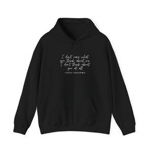 Moletom com capuz com citação de luxo da Coco Chanel, não me importo com o que você pensa sobre mim, não penso em você de jeito nenhum, presente da moda para ela
