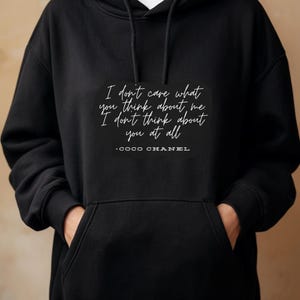 Moletom com capuz com citação da Chanel, não me importo com o que você pensa sobre mim, não penso em você de jeito nenhum, presente da moda para ela, luxo