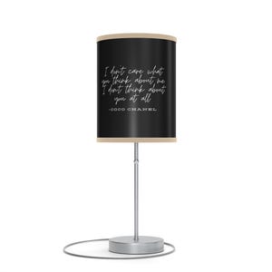 Luxuoso abajur inspirado em Coco Chanel - Presente perfeito para amantes da moda - Não me importo com o que você pensa sobre mim, eu não penso em você de jeito nenhum