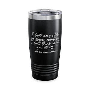 Copo de luxo com citação Coco Chanel | Não me importo com o que você pensa sobre mim, eu não penso em você de jeito nenhum | Presente de moda elegante para ela 20oz