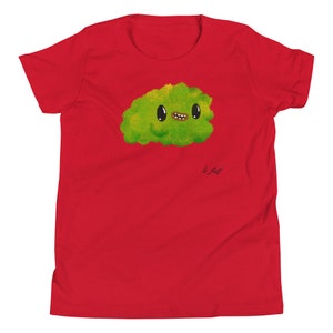 Könnte beinhalten: Rotes T-Shirt für Kinder mit einer grünen Cartoon-Wolke mit einem lächelnden Gesicht und dem Text "Le fluff" in der unteren rechten Ecke.