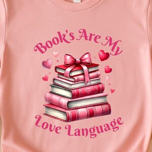 Los libros son mi lenguaje de amor PNG, Ilustración de San Valentín para un lector, Diseño de libro apilado rosa, Descarga digital Bookworm