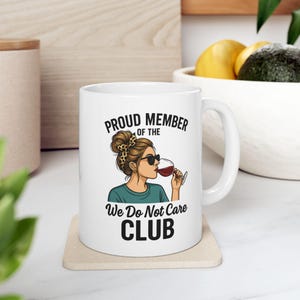 Trots lid We Do Not Care Club-mok, WDNC-beweging, grappige rommelige knot koffiekop voor pittige vrouwen, moeders en sarcastische cadeaus