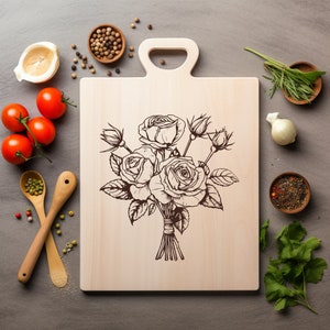 Puede incluir: Una tabla de cortar de madera con un diseño dibujado a mano de un ramo de rosas. La tabla tiene un asa y es perfecta para servir o exhibir.