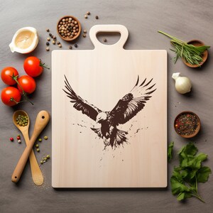 Águila calva volando Archivo PNG láser Grabado Tabla de madera Bandeja Embutidos Tablón Quemar Posavasos Grabado Xtool Negro Blanco Cnc, Glowforge, LightBurn, CO2