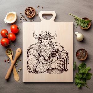 Guerrero vikingo Cerveza Anciano Rey Archivo láser Grabado en madera PNG Tabla de cortar para cocina Patrón de tablón Posavasos Xtool Glowforge LightBurn Co2