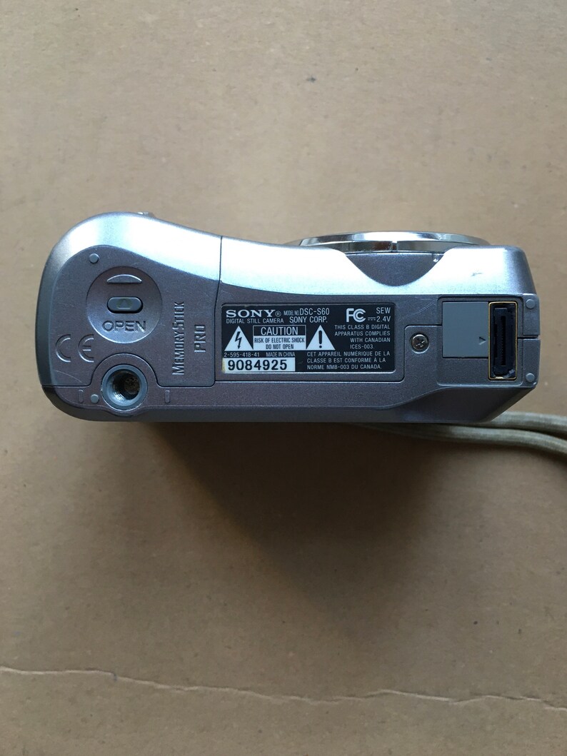 Vintage Sony Cyber Shot Carl Zeiss Dscs60 14.1 MP Digital Camera Photo