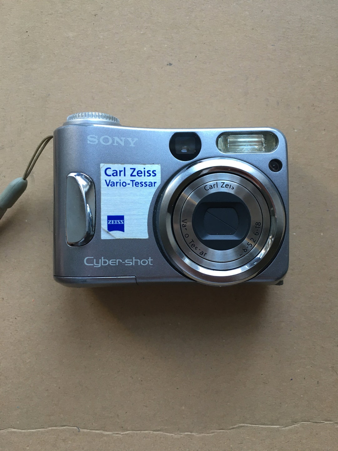 Vintage Sony Cyber Shot Carl Zeiss Dscs60 14.1 MP Digital Camera Photo