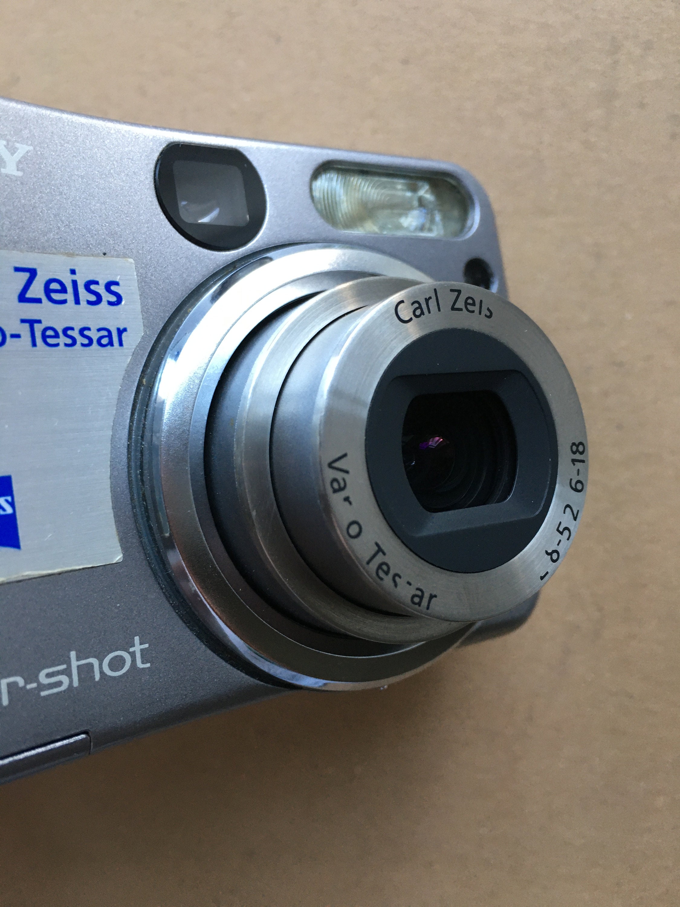 Vintage Sony Cyber Shot Carl Zeiss Dscs60 14.1 MP Digital Camera Photo